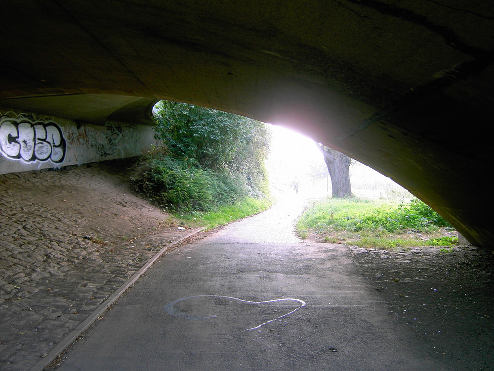 unter brücke in helligkeit