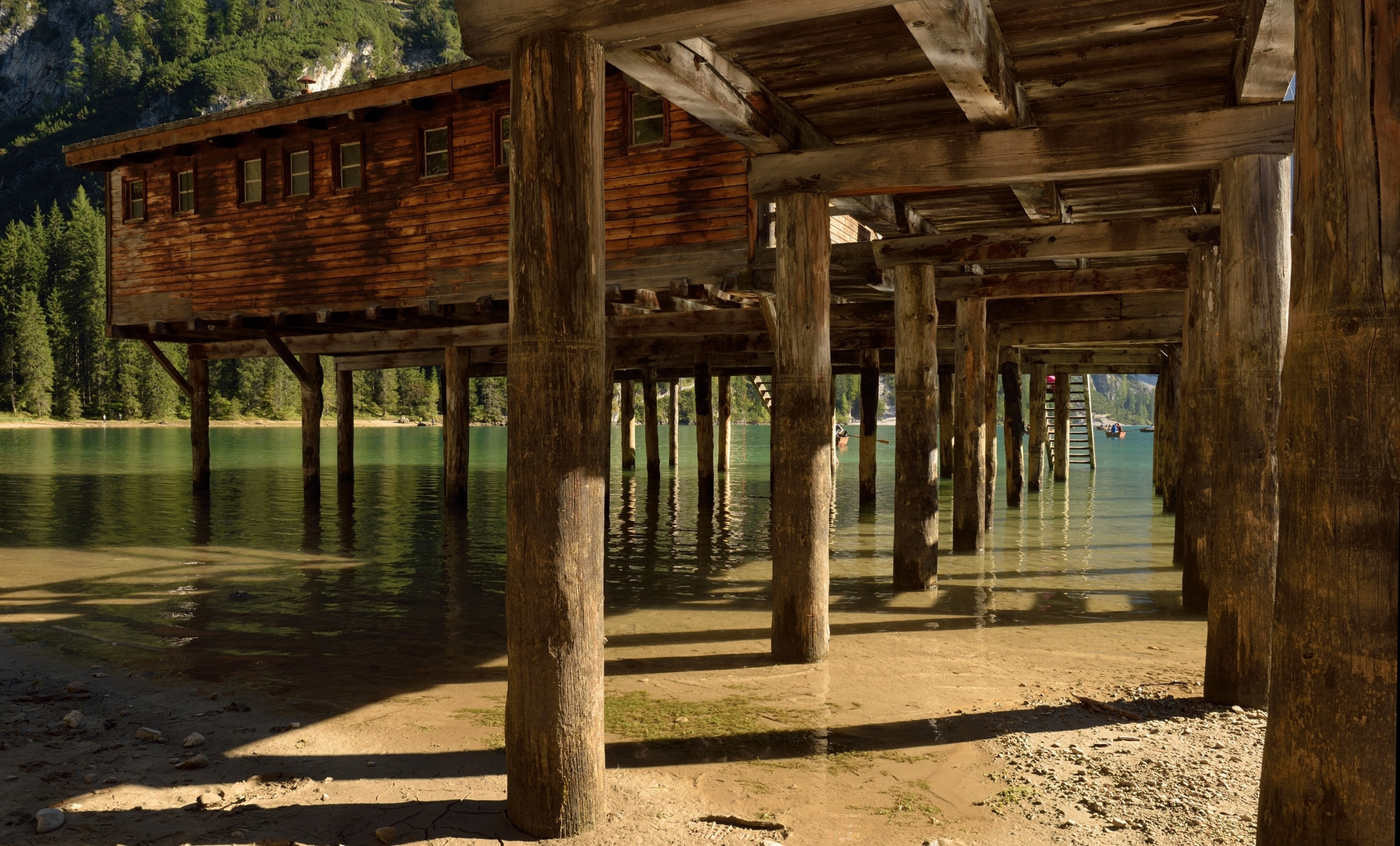 Unter dem Bootshaus am Pragser Wildsee.