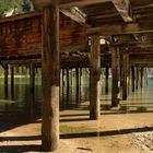 Unter dem Bootshaus am Pragser Wildsee.