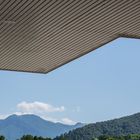 unter dem Dach einer Tankstelle -Durchblick in die Berge