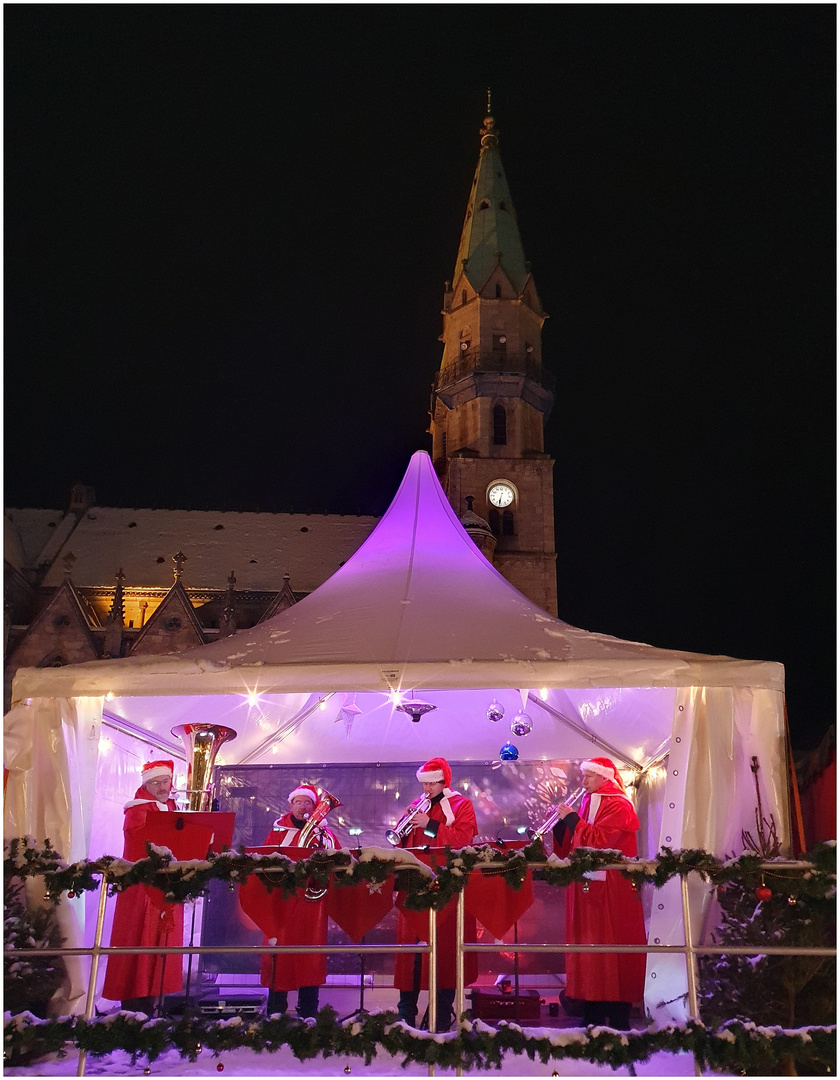 Unter dem Kirchturm Musik ...