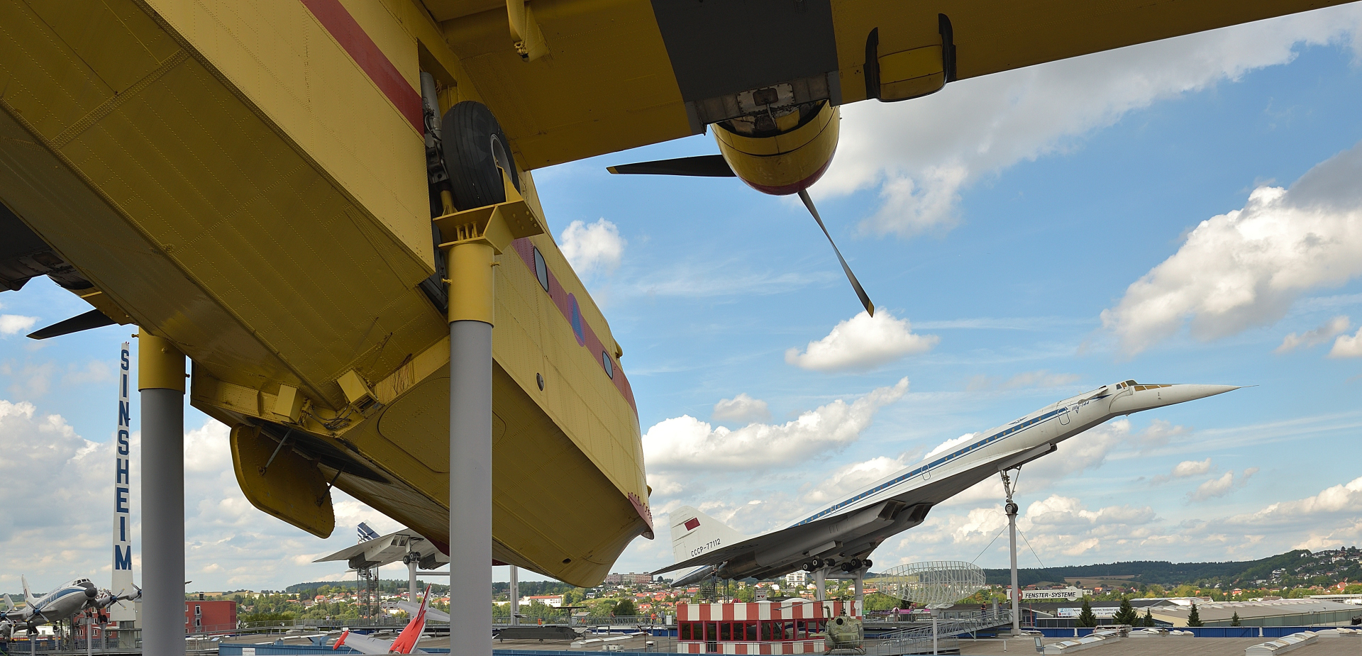 Unter dem Löschlugzeug Canadair CL-215, hat man einen tollen Blick auf die...