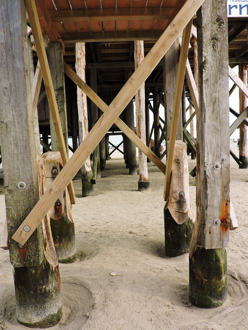 unter dem Pfahlbau in Sankt-Peter-Ording