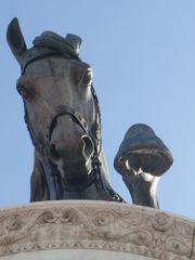 Unter dem Pferd des ital. Nationaldenkmals