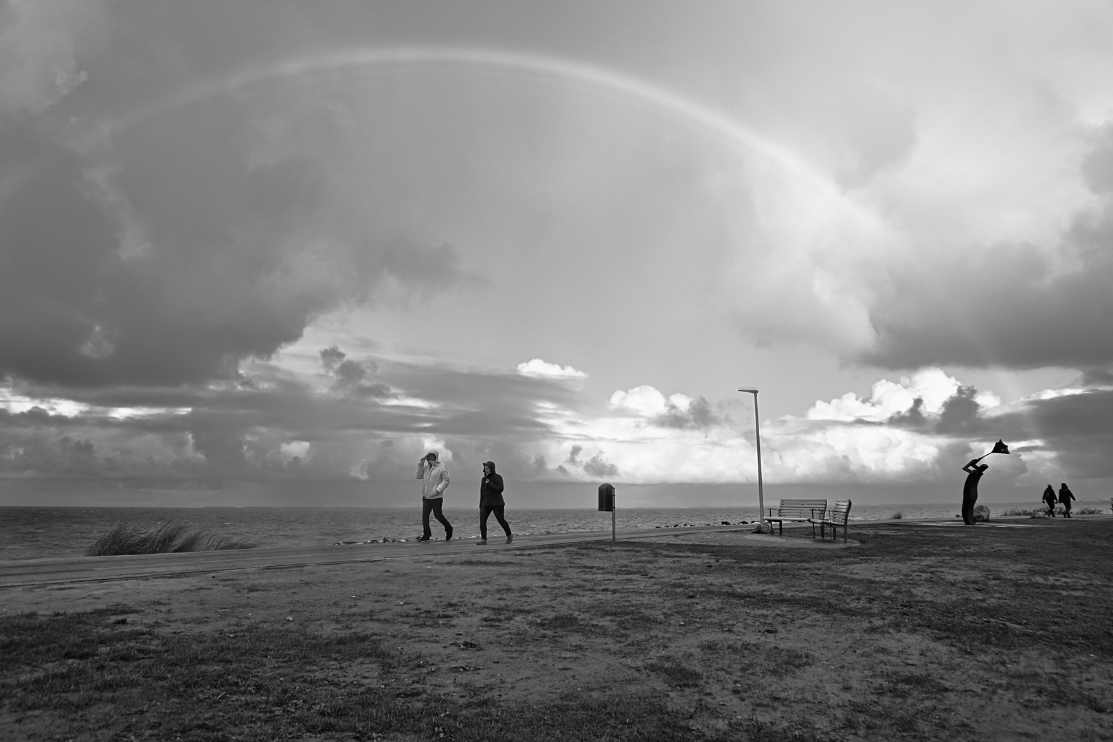 Unter dem Regenbogen gegen den Wind.