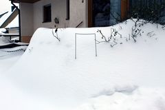 unter dem Schnee ist mein Steingarten mit Terrasse