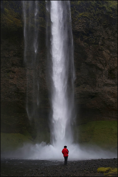 Unter dem Seljalandsfoss a