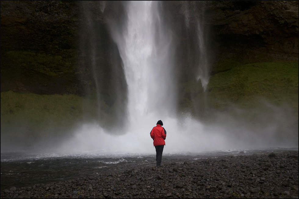 Unter dem Seljalandsfoss