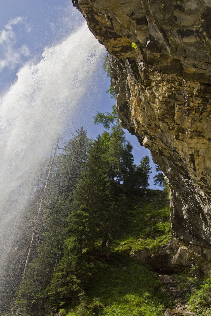 unter dem Wasserfall