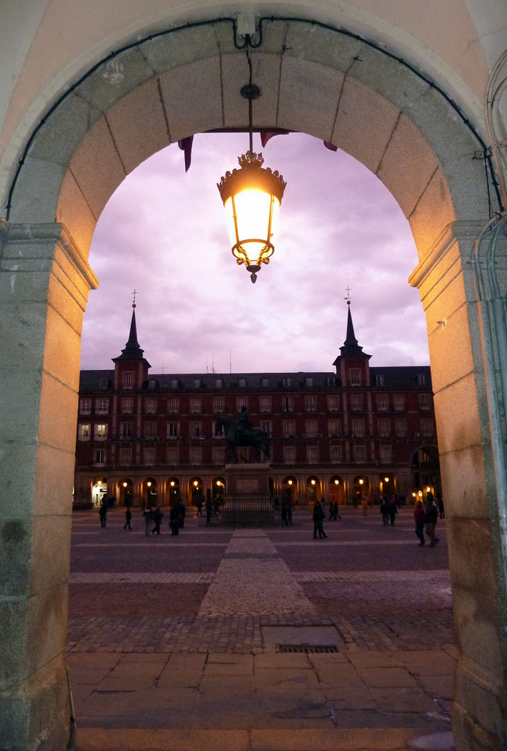 Unter den Arkaden der Plaza Mayor