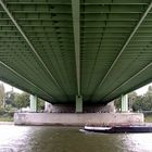 Unter den Brücken von Köln