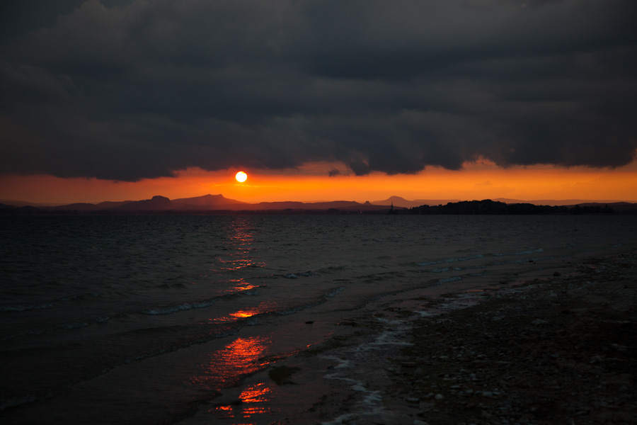 Unter den dunklen Wolken