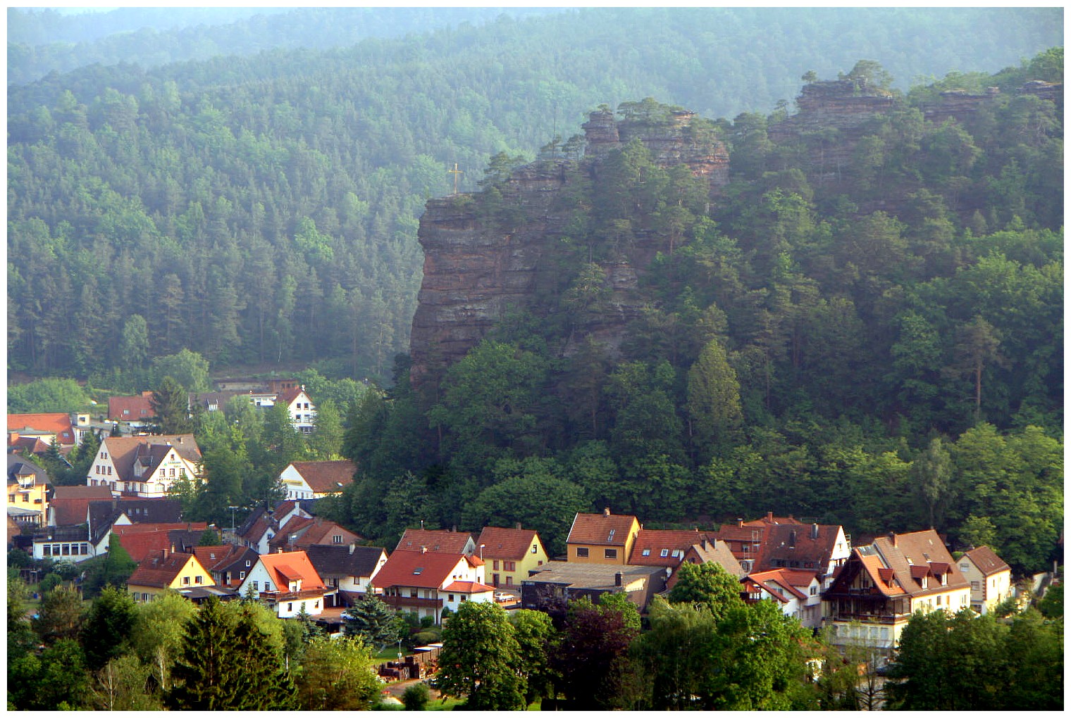 Unter den Felsen geduckt