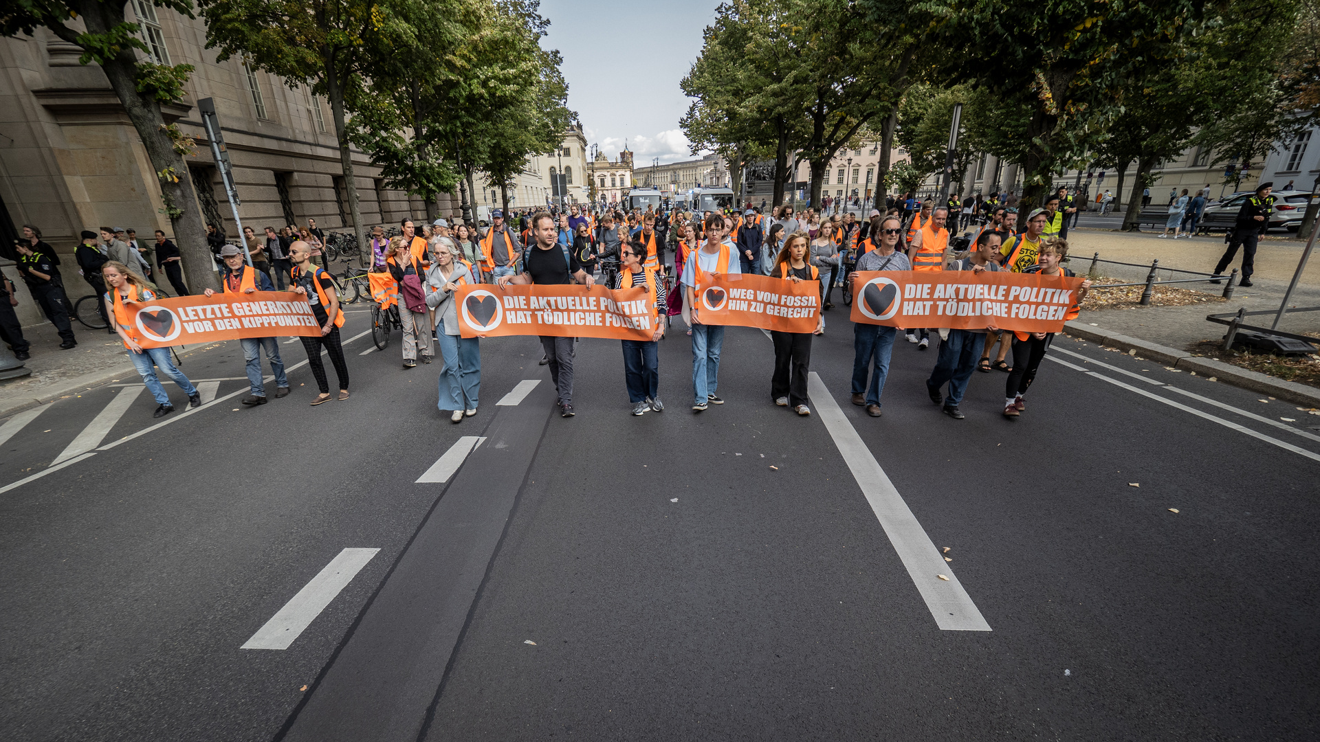 Unter den Linden entlang