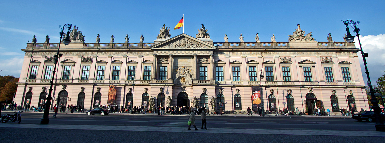 unter den linden kann man wunderbare alte häuser endecken