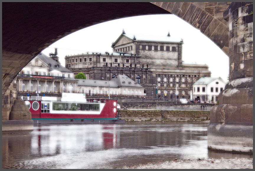 Unter der Augustusbrücke