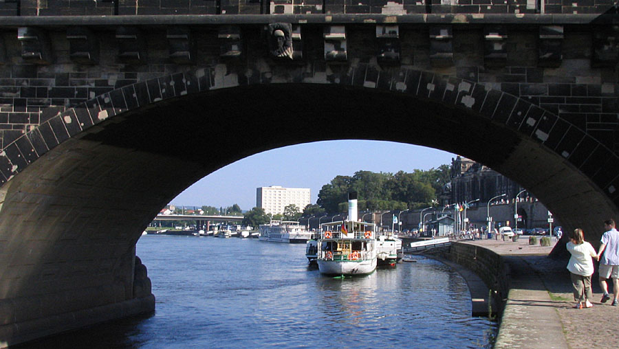 unter der Augustusbruecke durchgeschaut... :-)