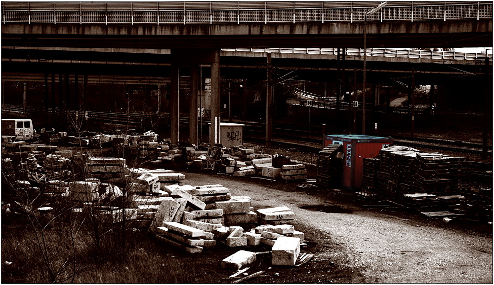 ... unter der Autobahnbrücke ....