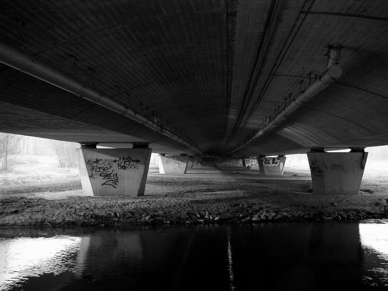 Unter der Autobahnbrücke ....