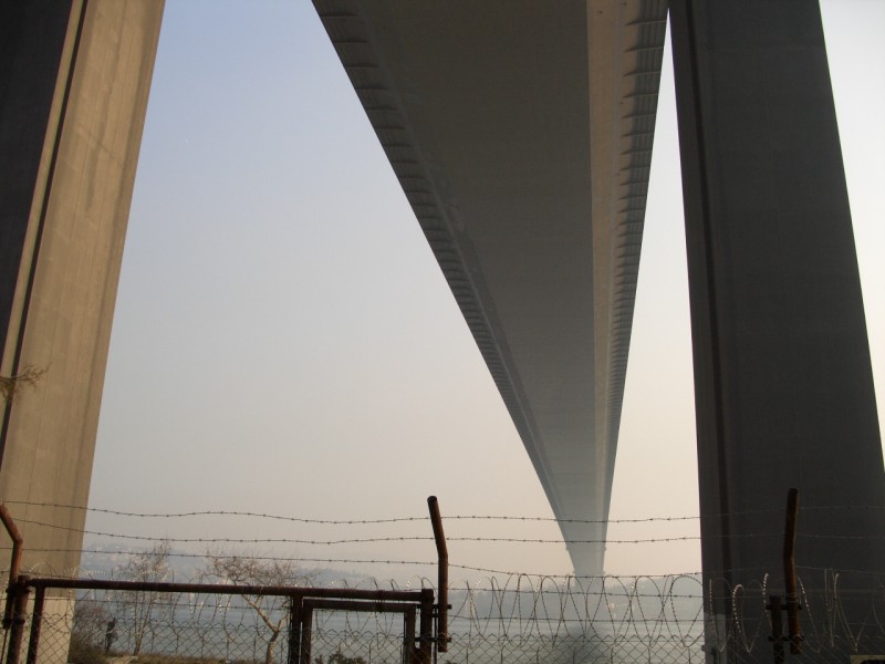 Unter der Bosporus Brücke in Istanbul