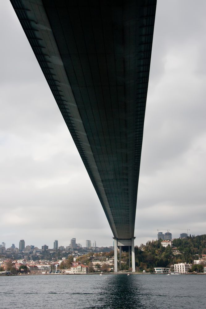 unter der bosporusbrücke in istanbul