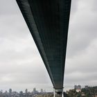 unter der bosporusbrücke in istanbul