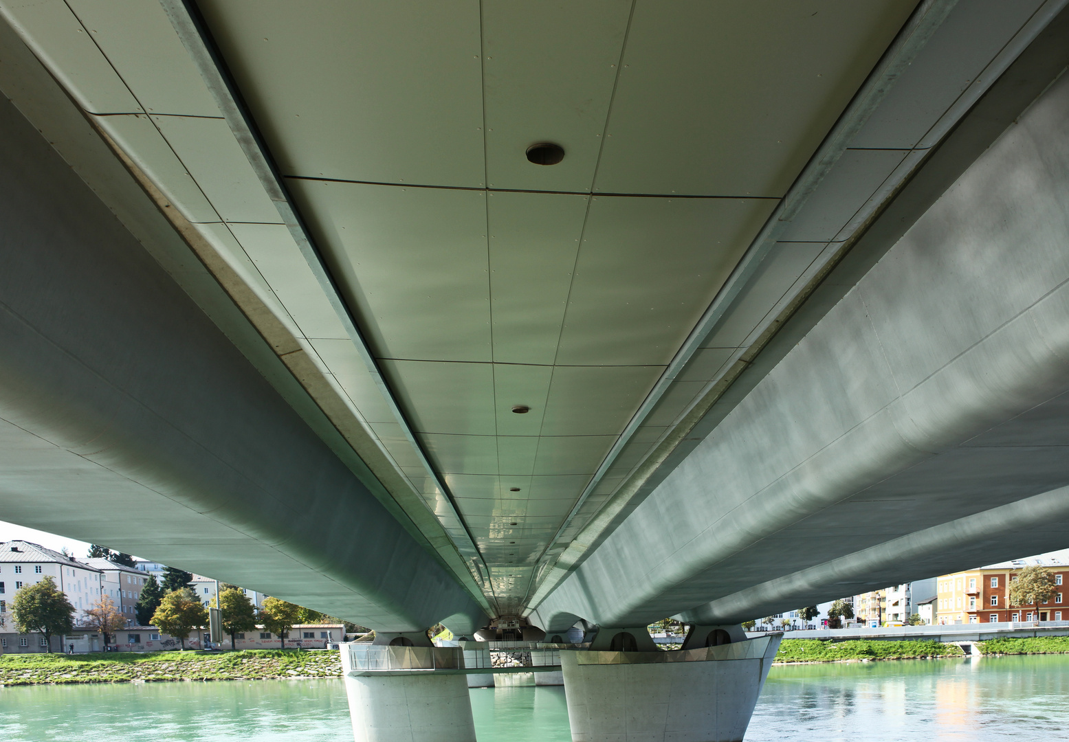 Unter der Brücke.