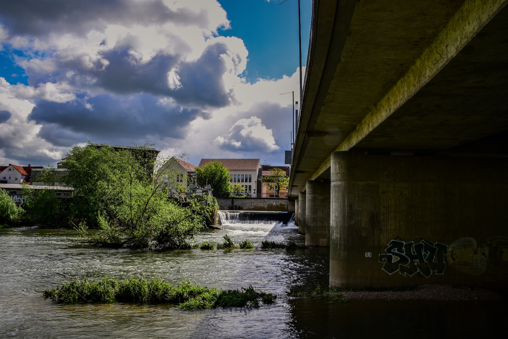 unter der Brücke durch