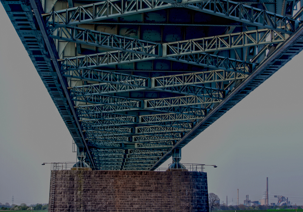 Unter der Brücke. / HDR