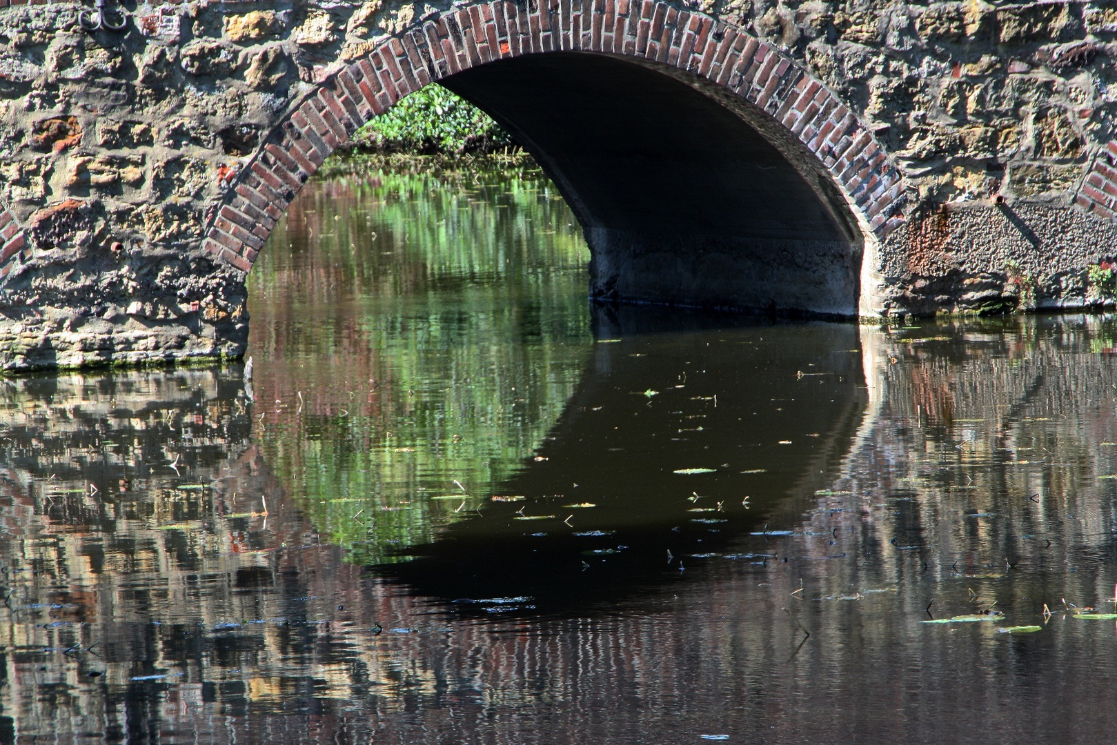 unter der Brücke her