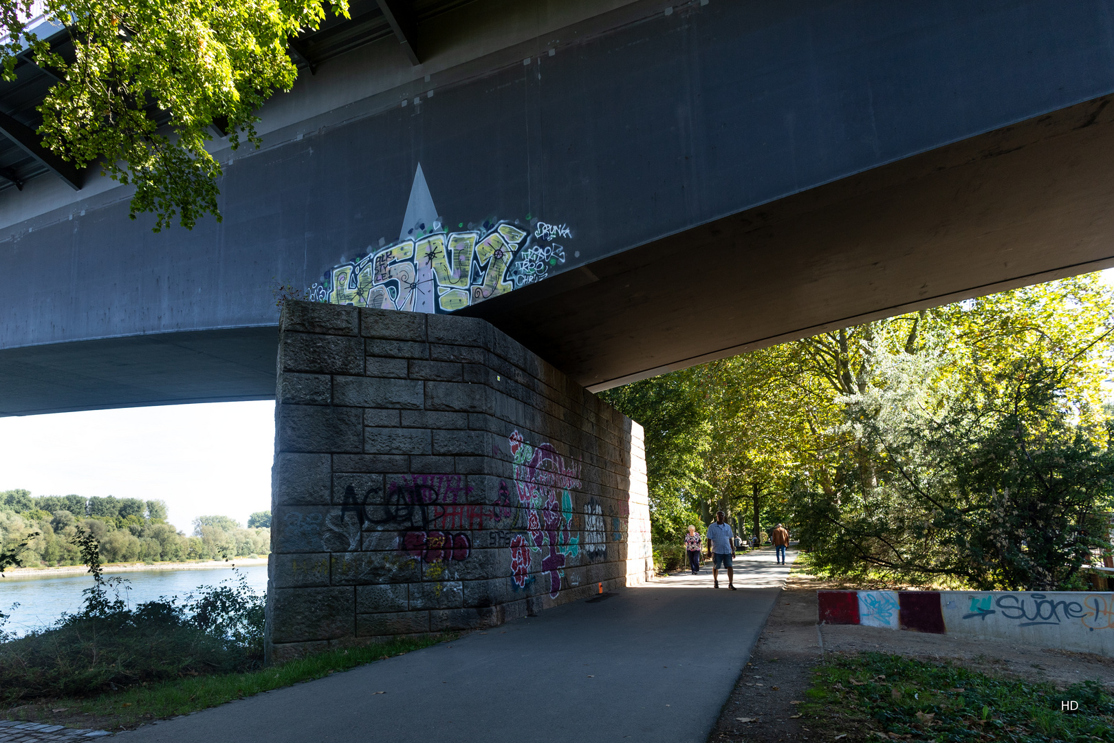 ...Unter der Brücke hindurch...