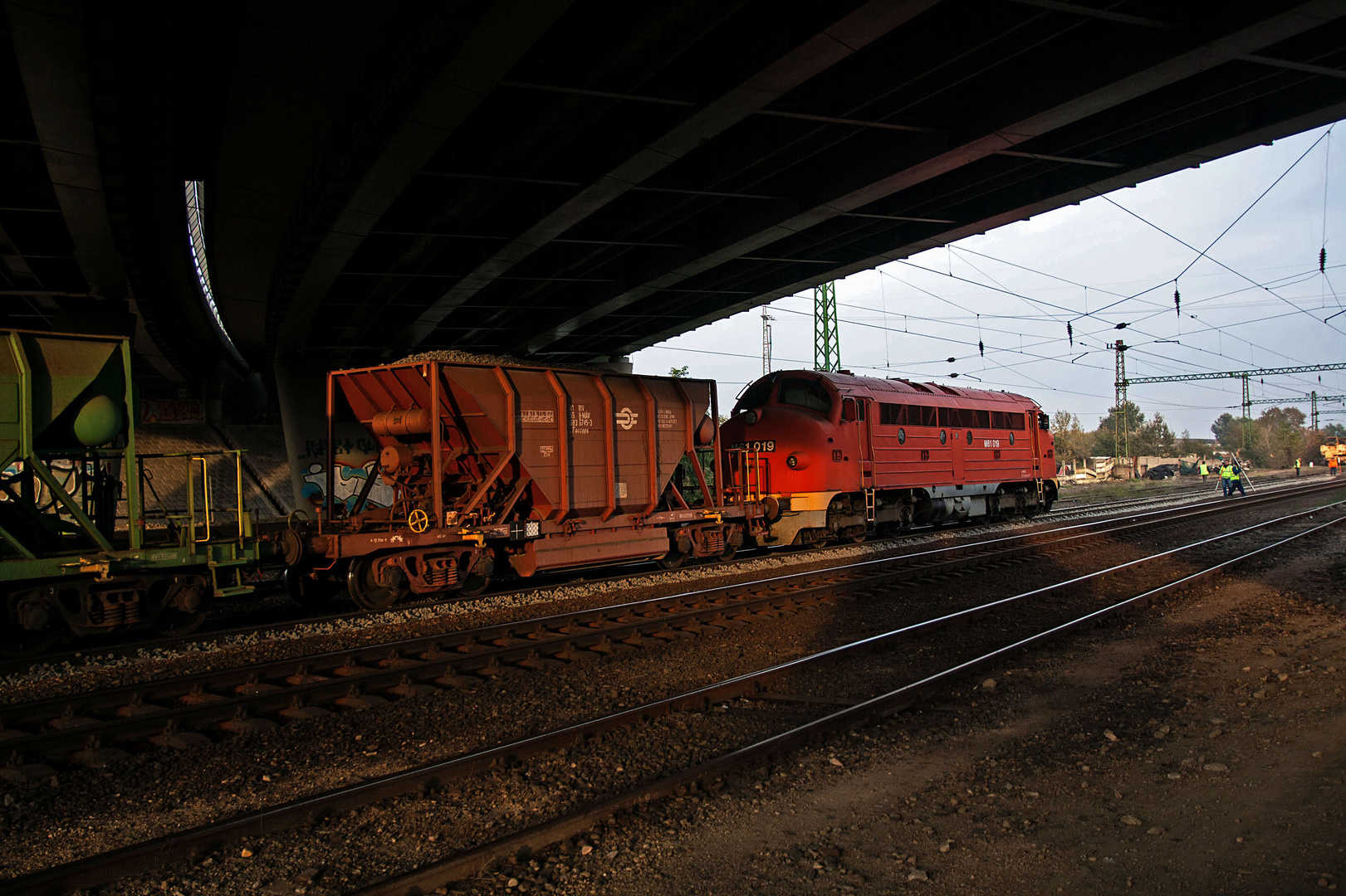 Unter der Brücke ist Licht  .