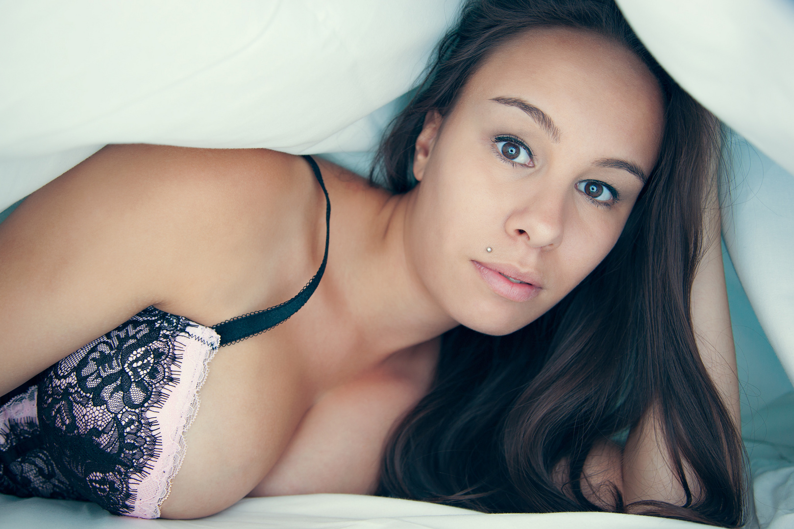 Unter der Decke Foto & Bild | portrait, portrait frauen ...