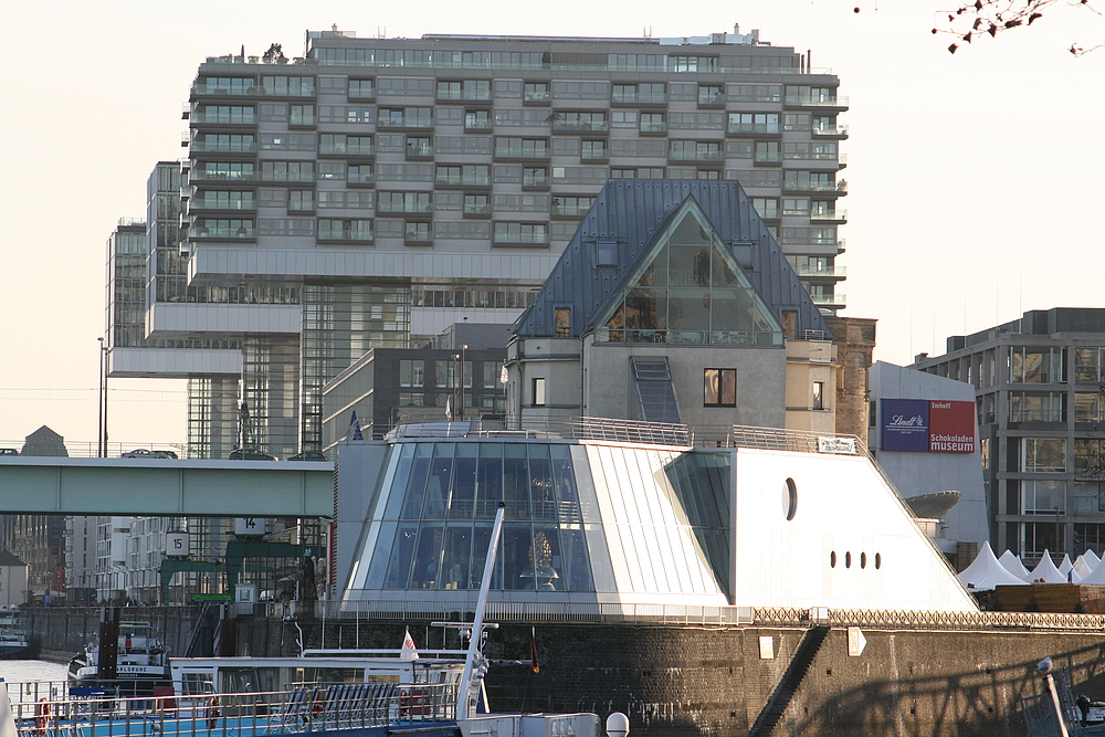 Unter der Deutzer Brücke Richtung Schockoladenmuseum und Kranhäuser (29.11.2011)