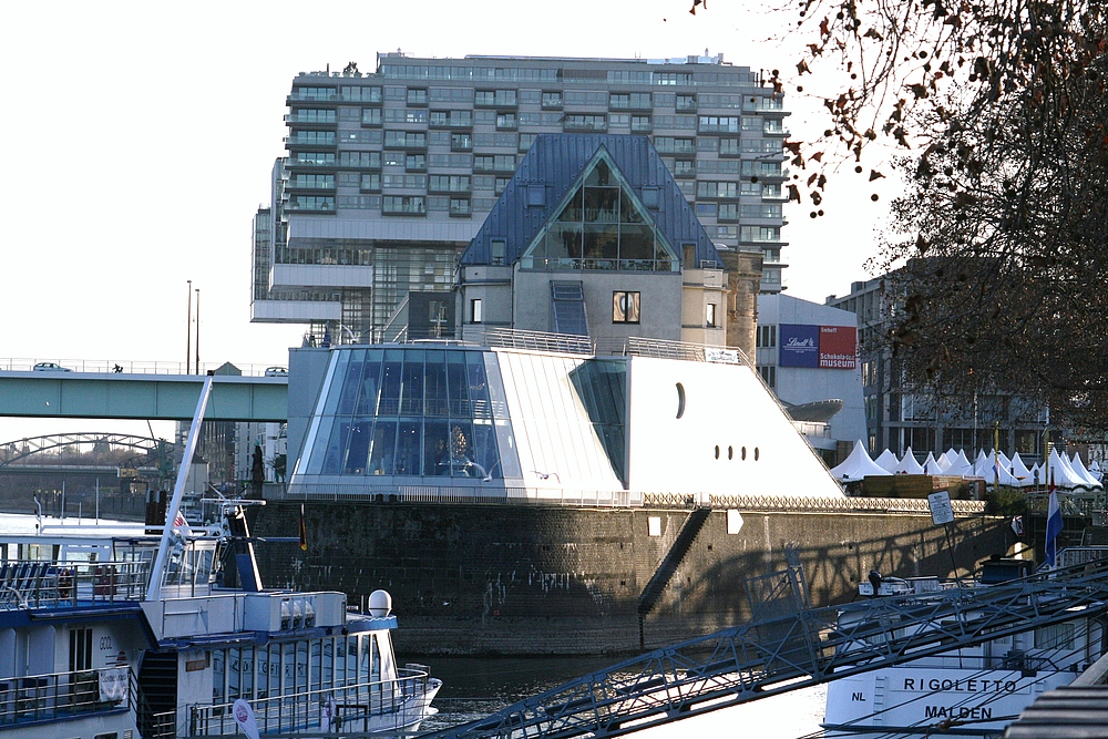 Unter der Deutzer Brücke Richtung Schockoladenmuseum und Kranhäuser (29.11.2011)(6)