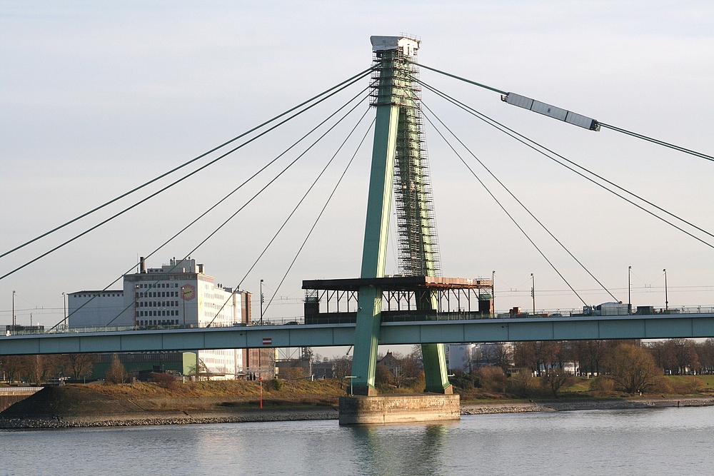 Unter der Deutzer Brücke Richtung Severiensbrücke(29.11.2011)