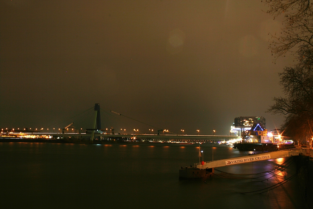 Unter der Deutzer Brücke Richtung Severinsbrücke und Kranhäuser (24.02.2012)