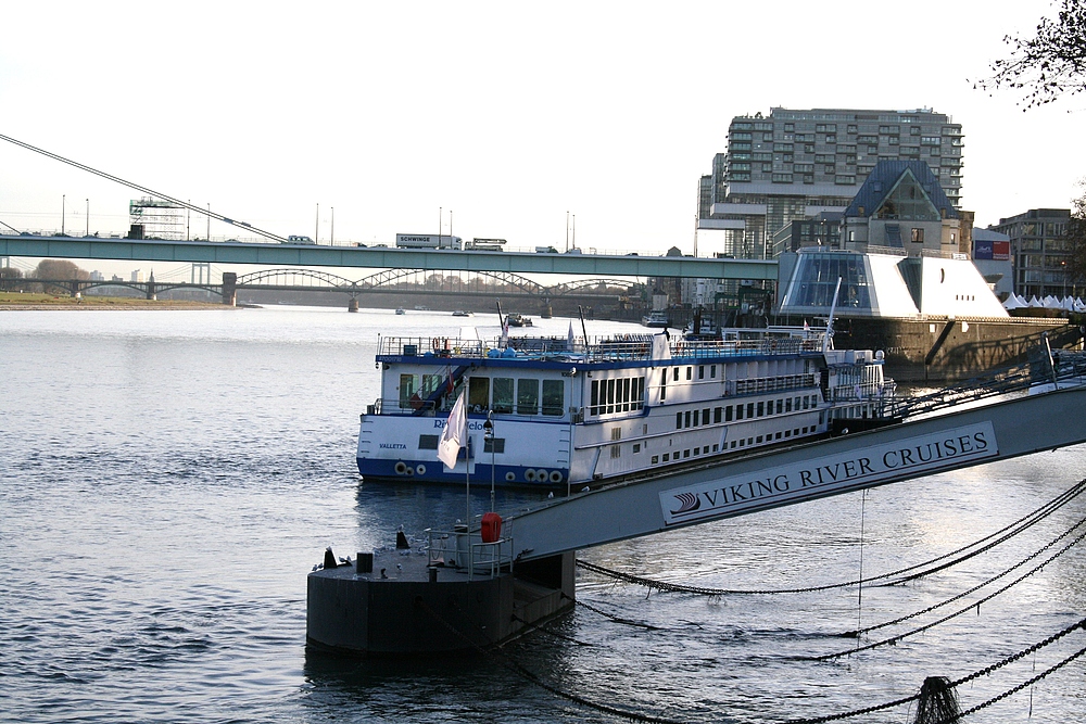 Unter der Deutzer Brücke Richtung Severinsbrücke und Kranhäuser (29.11.2011) (4)