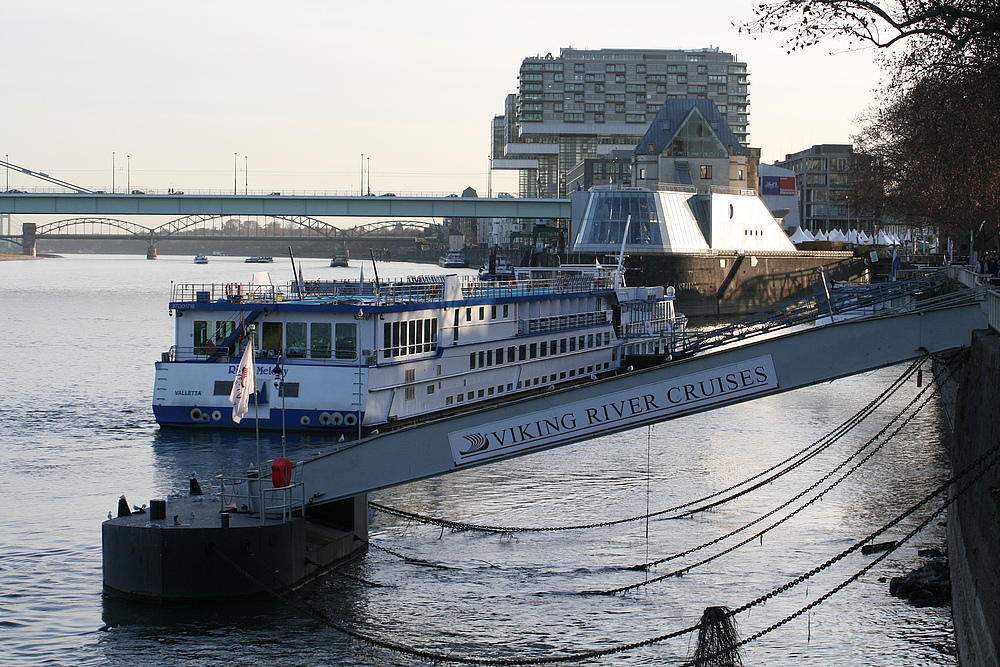 Unter der Deutzer Brücke Richtung Severinsbrücke und Kranhäuser (29.11.2011) (7)