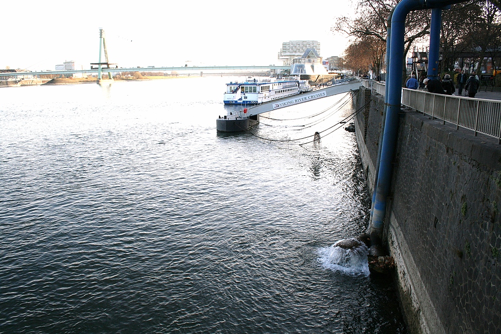 Unter der Deutzer Brücke Richtung Severinsbrücke und Kranhäuser, Rohre von Köln (29.11.2011)