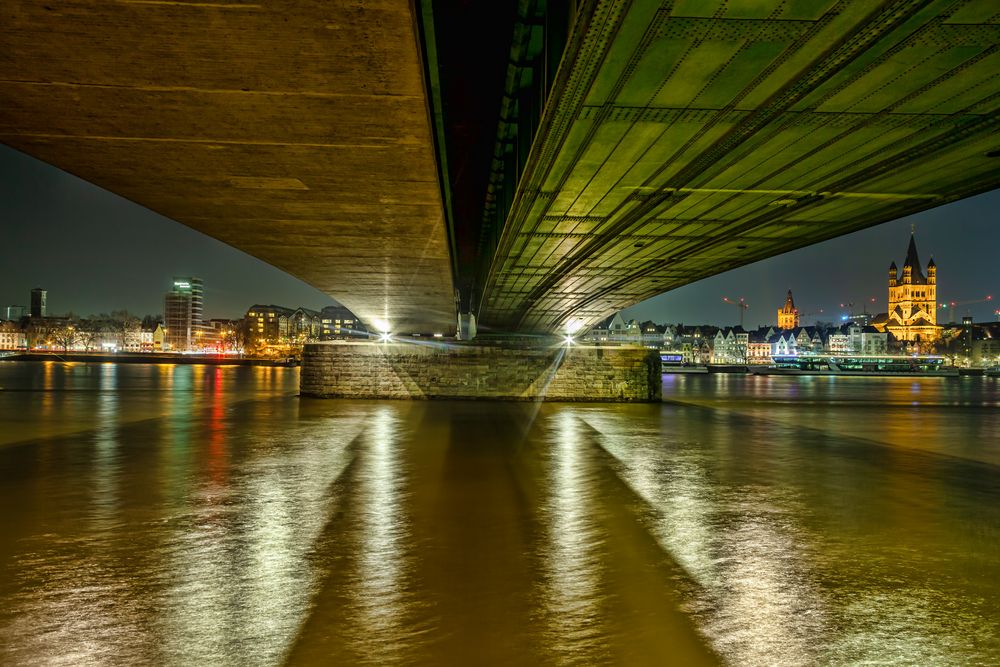 Unter der Deutzerbrücke in Köln bei Nacht