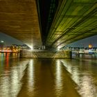 Unter der Deutzerbrücke in Köln bei Nacht