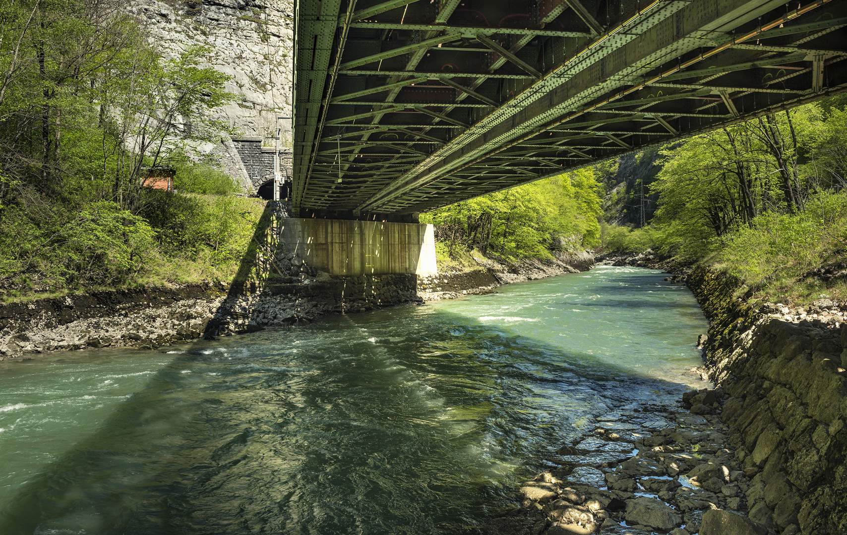 Unter der Eisenbahnbrücke 