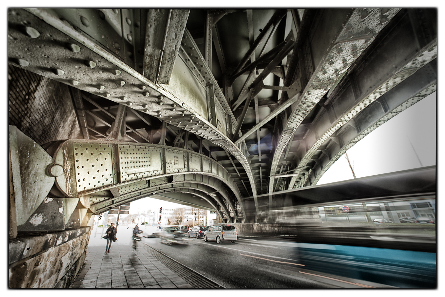 Unter der Eisenbahnbrücke inKöln Kalk