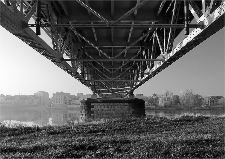 Unter der Elbbrücke von Schönebeck