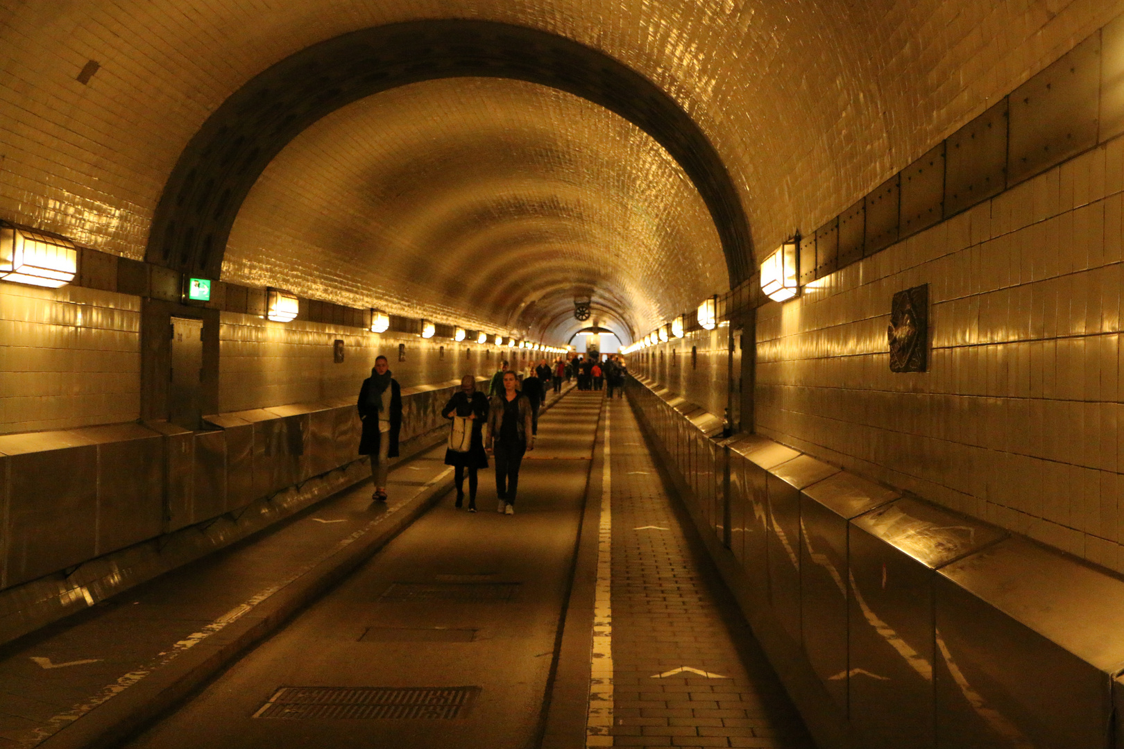 Unter der Elbe von Hamburgs Hafen - alter Elbtunnel