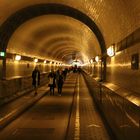 Unter der Elbe von Hamburgs Hafen - alter Elbtunnel