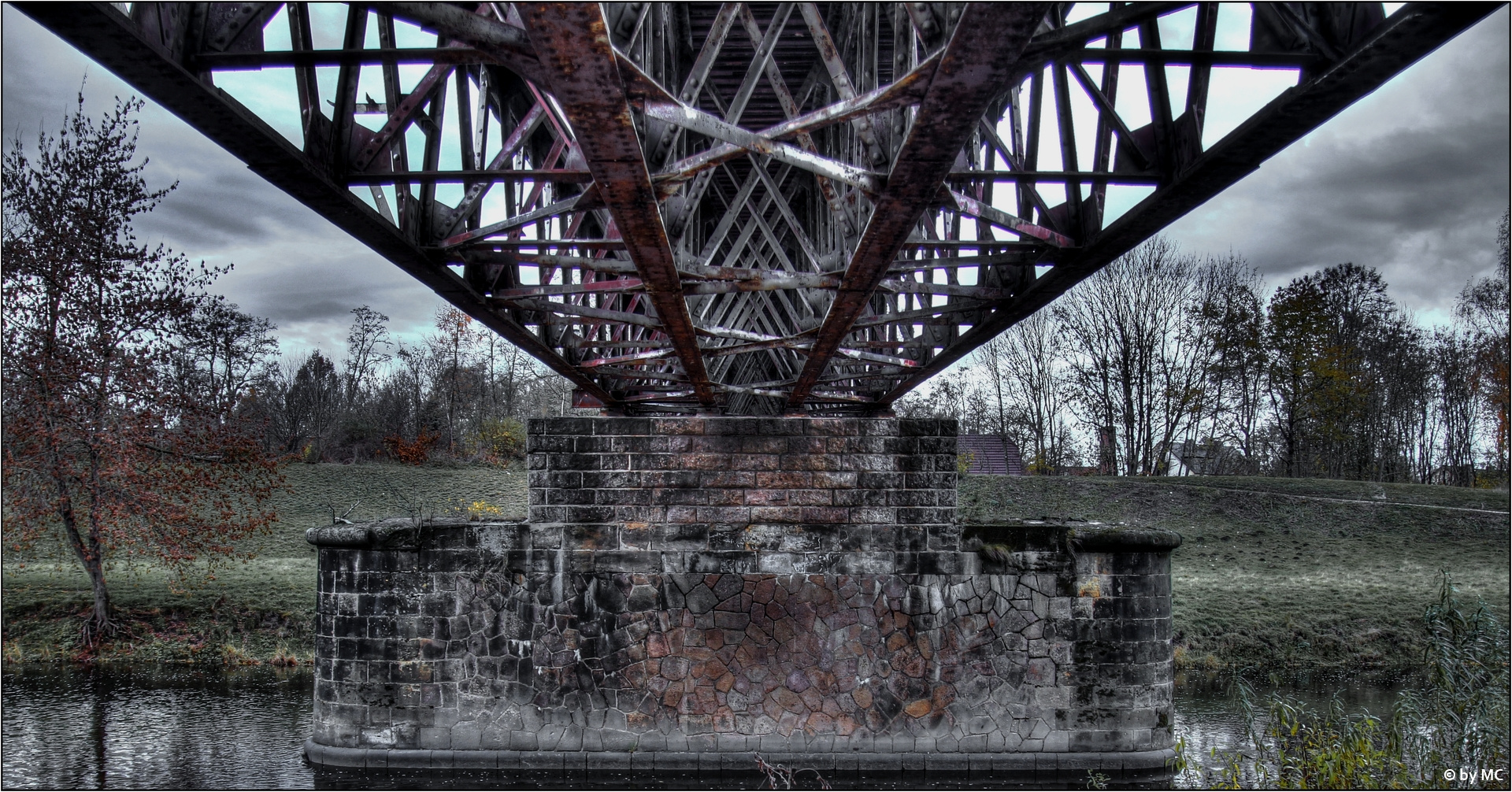 unter der Fachwerkbrücke