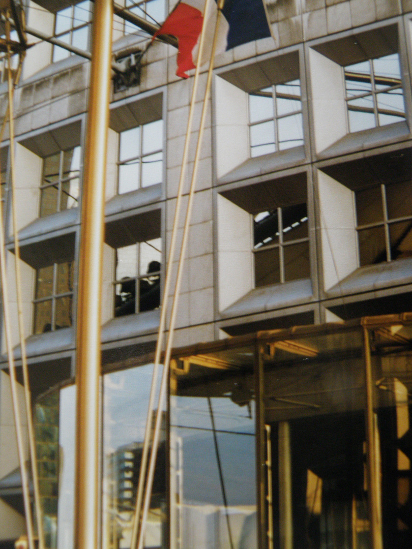 unter der Grand Arche in Paris