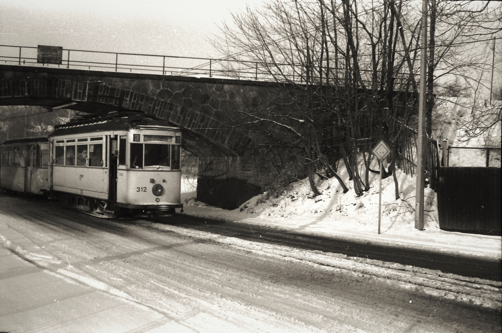 Unter der Güterbahn hindurch .